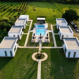 East Village Bungalows - Pool & Nature Retreat، فندق في أولتسينج