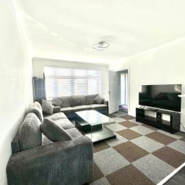 A Detached 3 Bedroom House with Driveway for 6 Near M1, готель у Лутоні