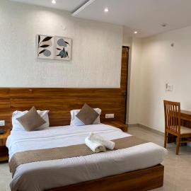 Evia Stayz 5 Min Drive to Railway Station,位于德拉敦的酒店
