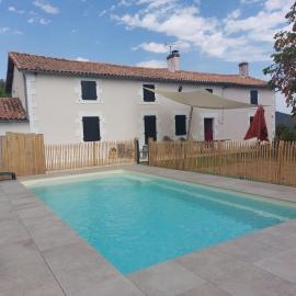 Grande maison avec piscine, hotel in Vausseroux