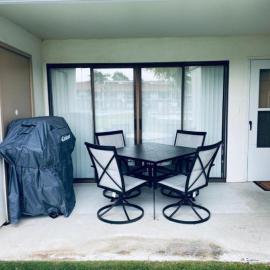 #13 Condo near large pool-Gorge shuttle-book separately, hotel in Quincy