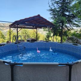 Beit Rifi Mountain Escape, with intex pool, Feitroun, hotel en Al ‘Aqabah