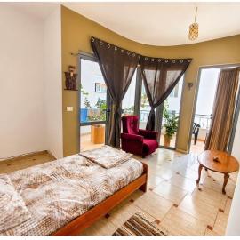 Lovely Room with Balcony for Single Traveller - Shared Kitchen & Bathroom – hotel w Sarandzie