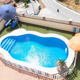 Villa La Paz - Swimming Pool - Hot Tub - Home Theater, hotel in Rincón de la Victoria