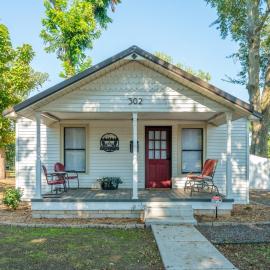 The 1950s Retro Riverside Cottage, hotel in Dardanelle