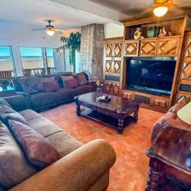 Beachfront Villa Sleeps 14 in Cholla Bay, hotel a La Choya