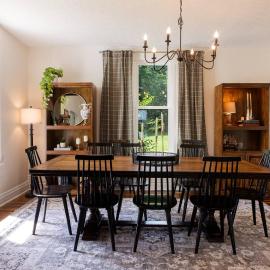 Peaceful 4 Bed Historic Farmhouse in Lancaster Min to Hocking hills! Sleeps 10, hotel in Lancaster