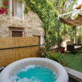 Alberta Home - Rustic Chalet with Jacuzzi, hotel i Borselli