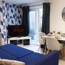Stylish 2 Bed Apartment with Private Garden and Parking