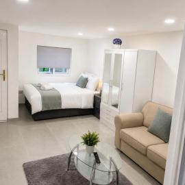 Laylas Cosy Garden House Near Asda Town Centre, hotel en Basildon