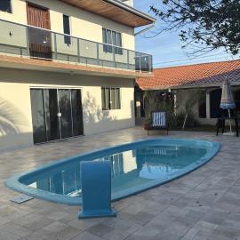 Casa Páscoa - Sobrado com Piscina para famílias 300m Praia de Matinhos para 10 pessoas, Hotel in Matinhos