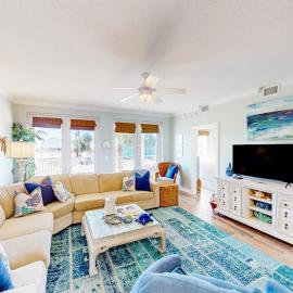 Sunny nautical condo with on-site hot tub pool & gym - internet WD & AC: Mexico Beach şehrinde bir otel