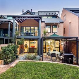 Broadwater Bliss - Beachside Escape with Resort Perks, hotel a Broadwater