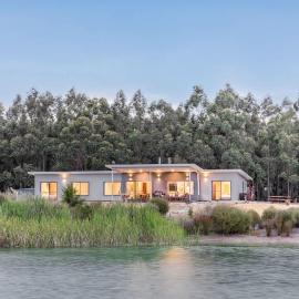 Bonnie and Piper - Lakeside and Wine Country Living