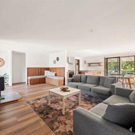 Bay Beach House - Beachfront Bliss near Town