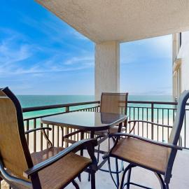 Gorgeous waterfront condo with pool fitness room & WiFi, hotel in Navarre