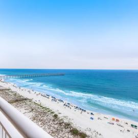 Spacious Gulf Front Condo with Private WD and Shared Pool, hotel in Navarre