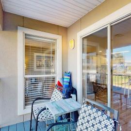 Cozy coastal condo with a shared pool and close to the beach, hotel a Navarre
