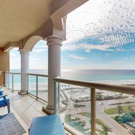 Waterfront condo with WiFi washer&dryer pools fitness room & beach access