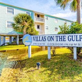 Cozy Coastal Gulf Condo with Shared Pool and Beach Access, hotel in Pensacola Beach