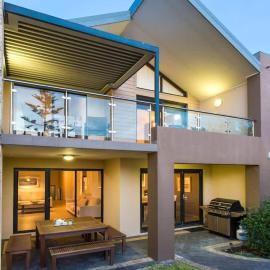 Surfside 8 - Spacious Retreat on Yallingup Beach, hotel a Yallingup