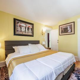 Room B2 Shared bathroom Kingbed washer dryer, hotel in Rochester