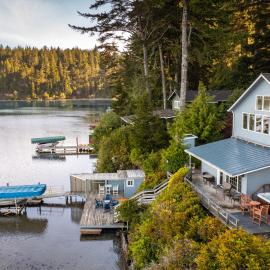 1M-Dollar Lakefront View, Private Dock, Kayaks, Hot Tub, Game Room, BBQ, Family、フローレンスのホテル