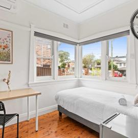 Bright Single Room near Padstow Station & Cafes - Shared Bathroom and Amenities, hotel in Padstow