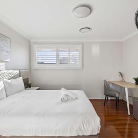 Modern Double Room Near Station & Easy M2 and M7 with Shared Bathroom and Amenities, hotel in Toongabbie