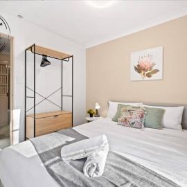 Quaint Queen Room in Pymble - Shared Bathroom and Amenities, hotel in Pymble