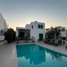 2 Bedroom Villa with Pool close to Lindos, Hotel in vlicha