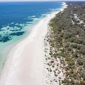 Banksia at Whitesands - Villa 5 Loft-Style Living by the Bay, hotel in Dunsborough