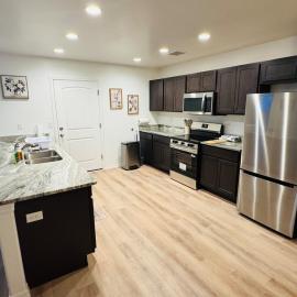 Brand New Modern Home near hospital & restaurant, hotel u gradu 'Kingman'