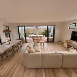 Beach Haven Rye Luxury Coastal Retreat Sleeps 10, хотел в Рай
