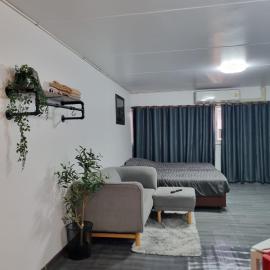 Popular Muang Thong Thani Condo, Building T9, Floor 4, Room 36, hotel in Thung Si Kan