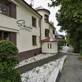 Hotel Slezská، فندق في Muglinov