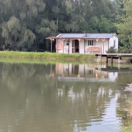 Mobil-home à l'étang, hotel v destinaci Naves