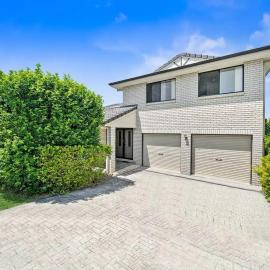 2mins to shops 3bath 4queen bed 6aircon