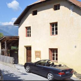 SOMMERFRISCHE TSCHENGLS Ein ganzes historisches Ferienhaus für euch in SÜDTIROL Urlaub im ruhigen Bergdorf Tschengls im Vinschgau mit Weitblick und Gartenterrasse ideal für Kleingruppen Familien mit Hund