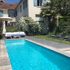 Villa Les Roses Bleues 20 minutes from Paris by RER, hotel v destinácii Maisons-Laffitte