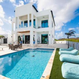 Beach Side Villa w Pool, hotel i North Side