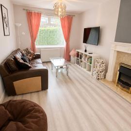 Comfortable 2-Bed House Garden Free Parking Leeds，霍斯福斯的飯店