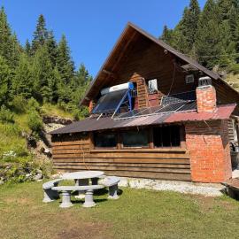 Ereniku Alpine Cabin-Riverfront Escape, hotel in Deçan