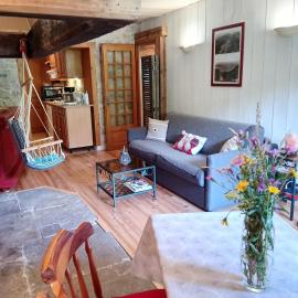 Appartement au rdc d'une maison au cœur de Bellecombe avec pistes de ski de fond et itinéraires de randonnées, Hotel in Lélex