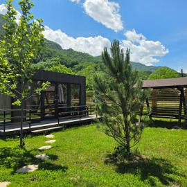 Legenda Lotrilor - Căsuțe & Glamping Brezoi, hotell i Brezoi