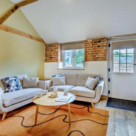 Blashford Manor Farmhouse Holiday Cottage - The Shire Cottage โรงแรมในEllingham