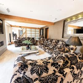 Lion's Den Barn Luxury 6-Bedroom Retreat