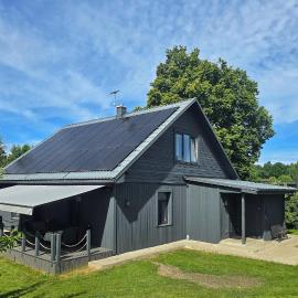 Family holiday house near to Baltic sea in Pitrags "JAUNZUMBRI", hotelli kohteessa Pitragutsiyeme