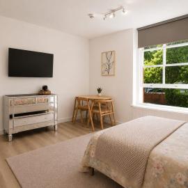 Bright 4BR-4BA Homestay in Kingston Free Parking, hotel en Surbiton