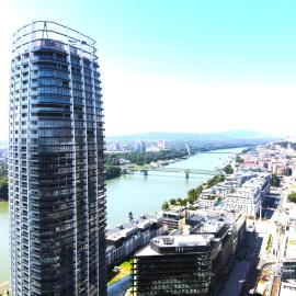 Eurovea Tower Apartment 27th floor, Luxury bed VISPRING Baronet Superb、Ovsišteのホテル